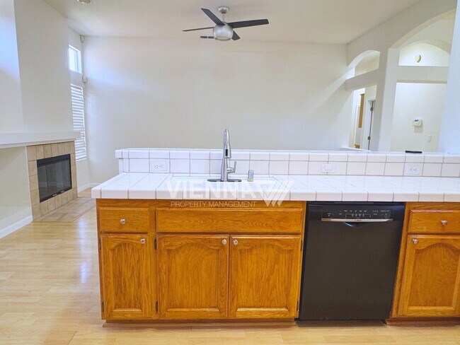 Building Photo - 2736 Genesee Dr