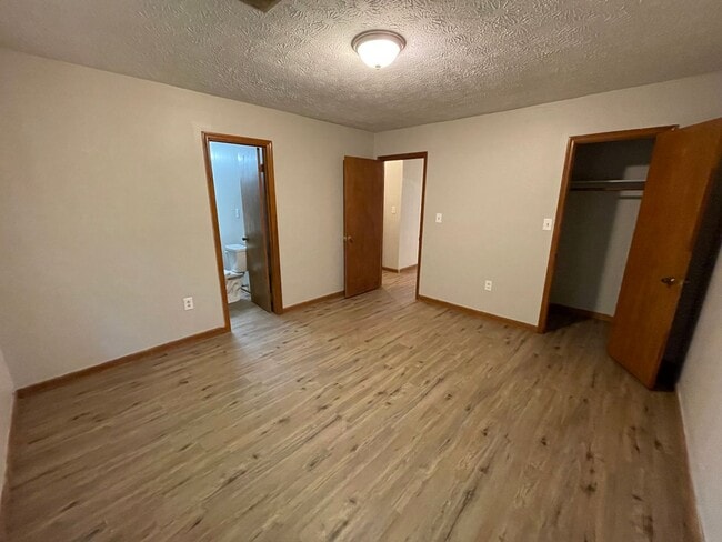 Building Photo - 509 Chateau Dr SE