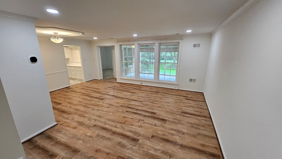 Building Photo - 5715 Brewer House Cir