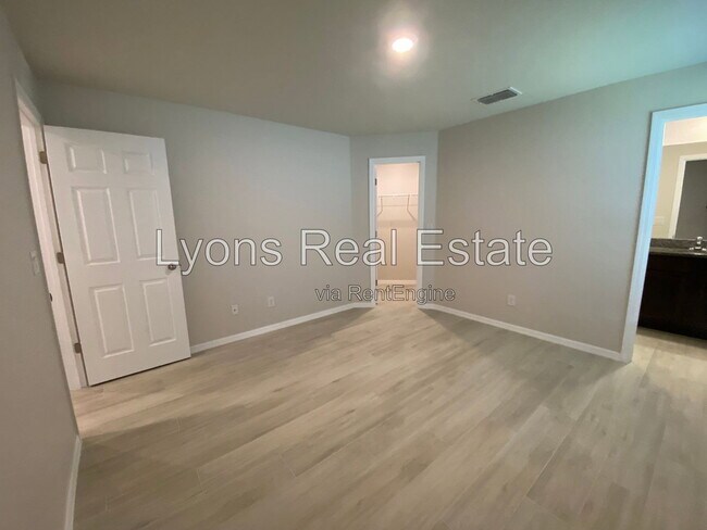 Building Photo - 10499 Pendleton Ave