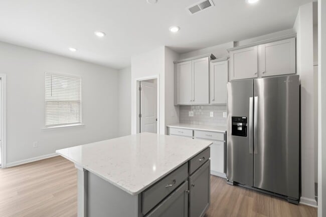 Building Photo - This Beautiful 4 Bedrooms, 2.5 Bathrooms i...