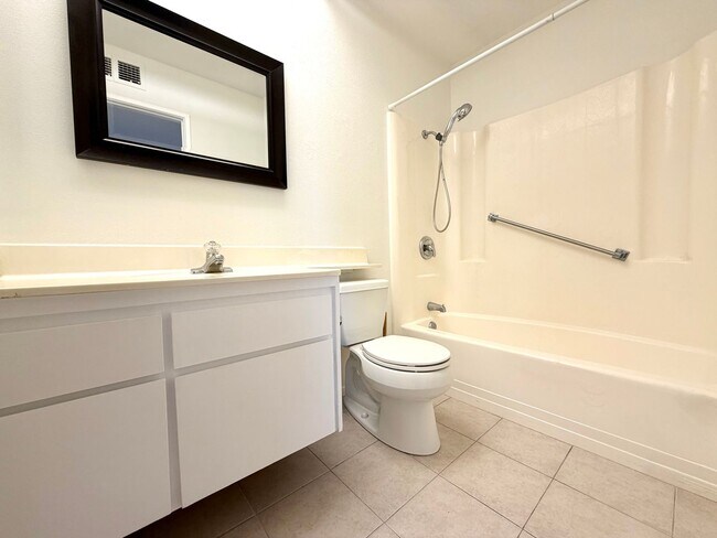 Building Photo - 55+ community-Move-in Ready 2 Bedroom 2 Bath Sun City Home!