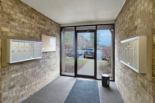 Building Photo - 10596 Twin Rivers Rd