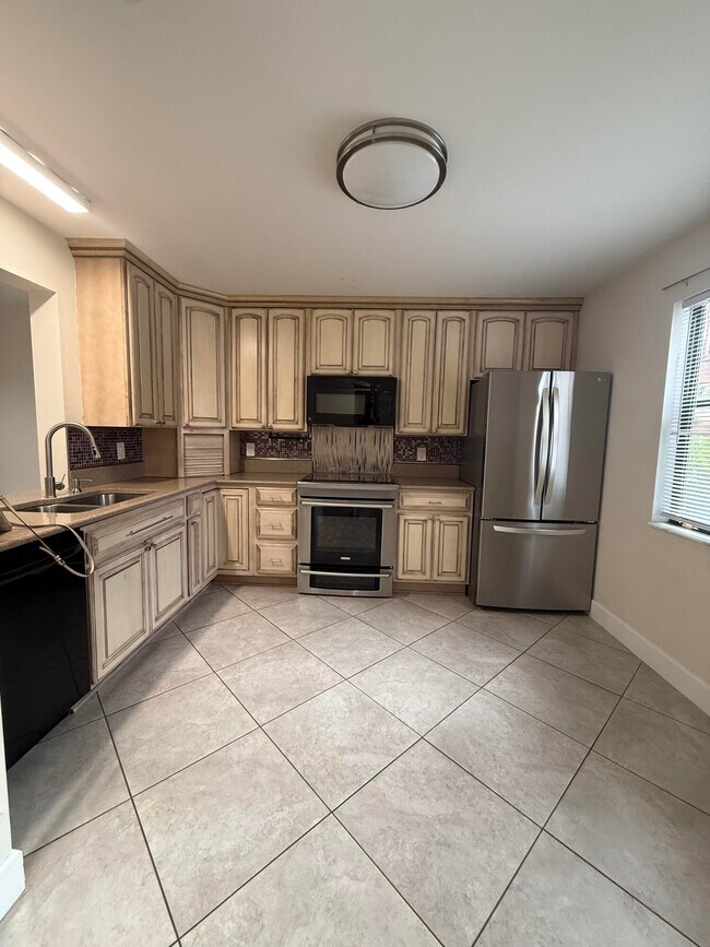 Building Photo - 1303 Lakeview Dr E