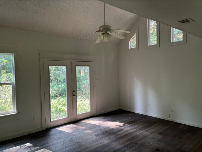 Building Photo - 3 bed 2 bath spacious townhome in ideal area