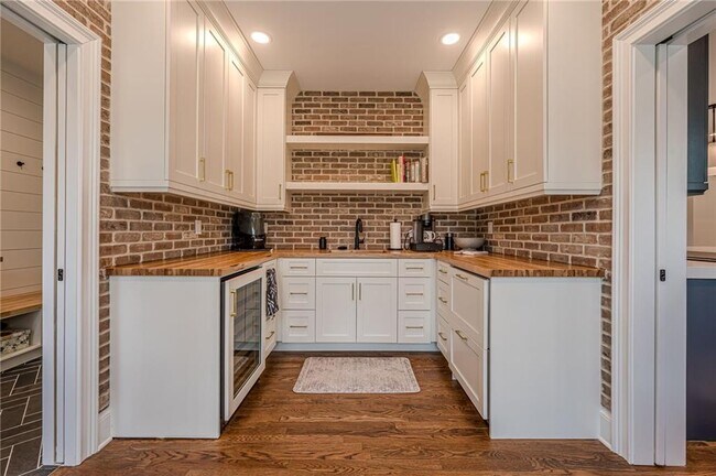 Building Photo - 4562 Columns Dr SE