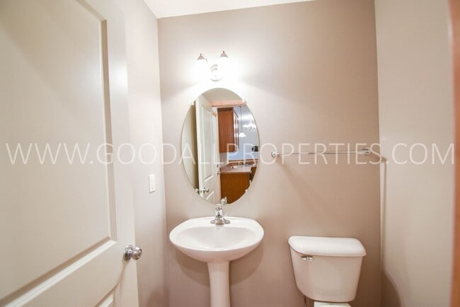 Building Photo - 2 Bedroom, 1.5 Bath Townhome in Jordan Creek area!