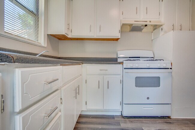 Building Photo - Central Pensacola 2BR Home with Fenced Yard, Updated Interior & Immediate Availability