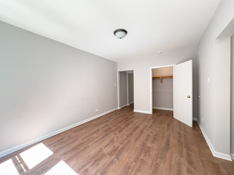 Building Photo - 5746 N Winthrop Ave