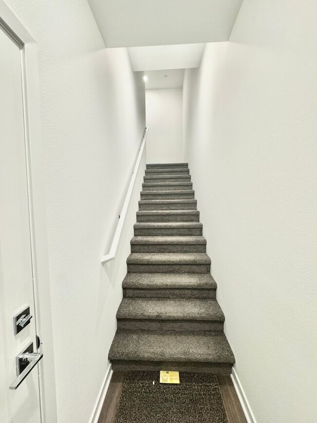 Building Photo - Modern 3B/3B Townhome in Covina
