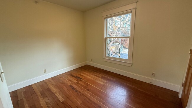 Building Photo - 3 bed 1 bath 1902 historic PDX original SE...