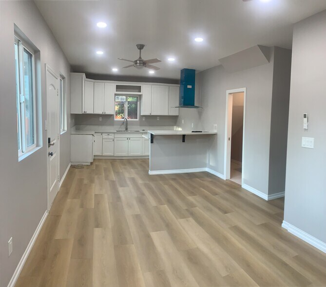 living room/kitchen - 3448 Fairmount Blvd