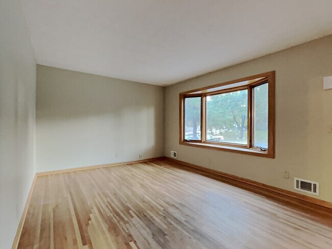 Building Photo - 2551 Charlotte St