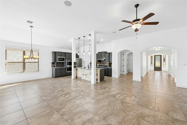 Building Photo - 404 Highland Village Dr