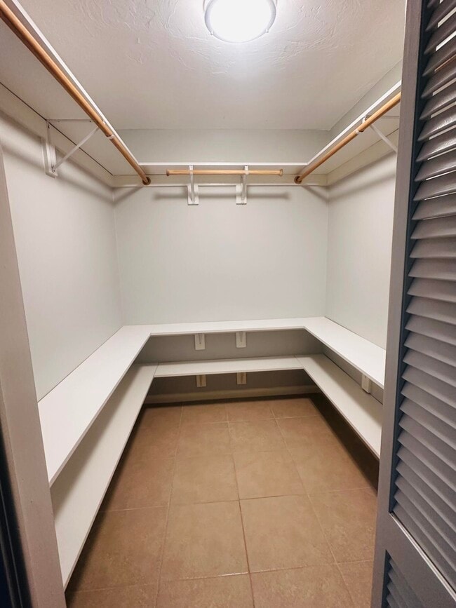 Building Photo - 423 Pine Tree Ct