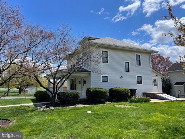 Building Photo - 12 N Kinzer Rd