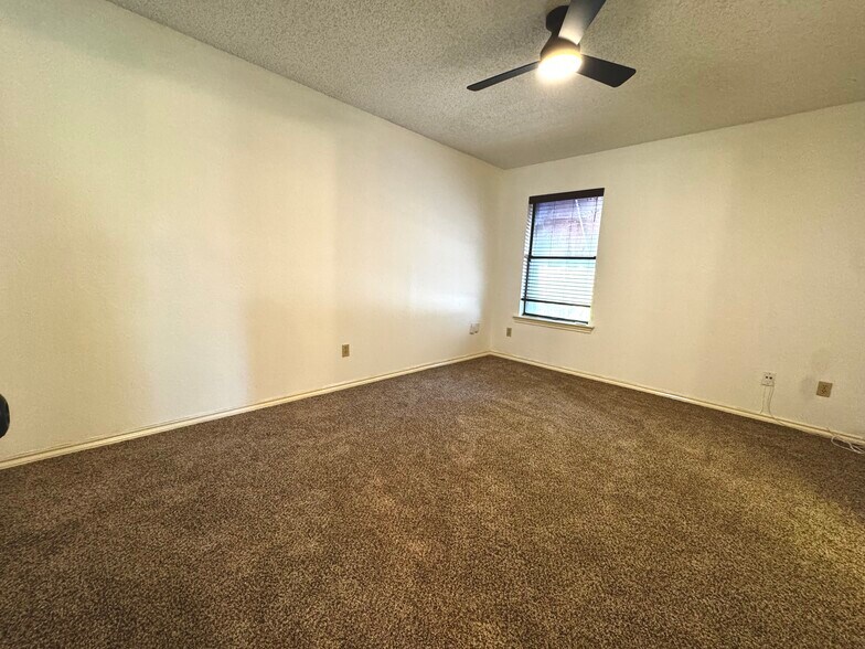 Building Photo - 2058 Owasso St