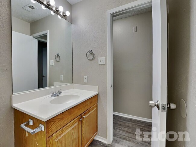 Building Photo - 4601 Greenwood Dr