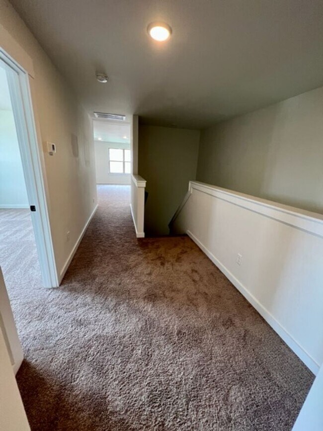 Building Photo - Beautiful 4 Bed/ 3.5 Bath Home in Newly Built Rivers Edge!