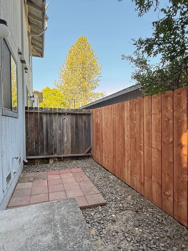 Building Photo - 880 S Orchard Ave