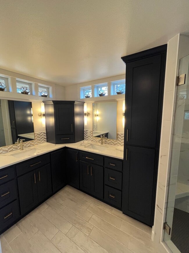 Building Photo - Amazing 4 Bed/3 Bath Home on One Acre with...