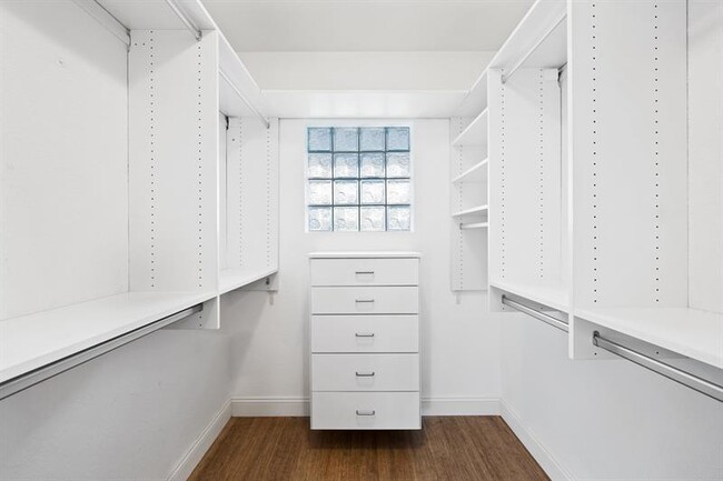 Building Photo - 1260 N Riverside Dr