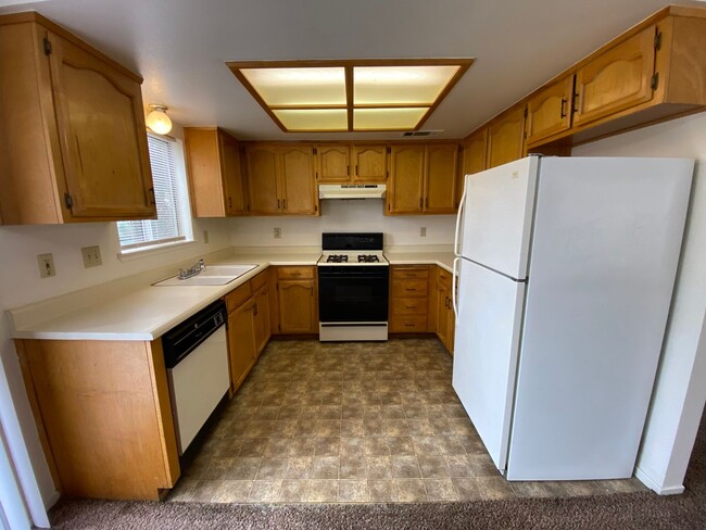 Building Photo - Charming 3 Bed/2.5 Bath on Packwood coming...