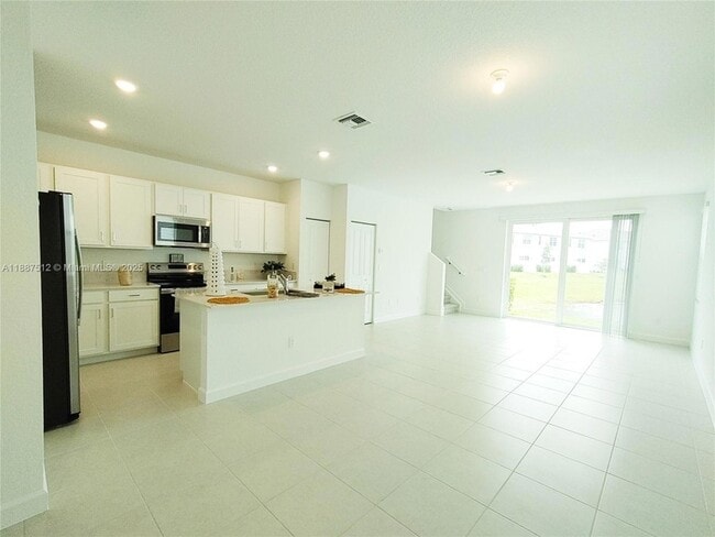 Building Photo - 400 SE Crossoak Ln