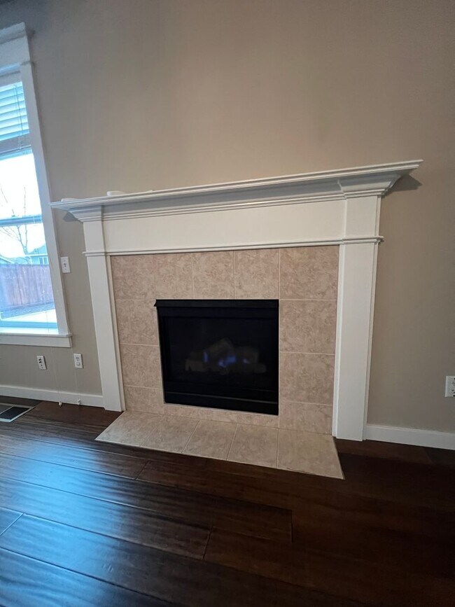 Building Photo - 3-Bedroom 3-Bathroom house across from Candlelight Park