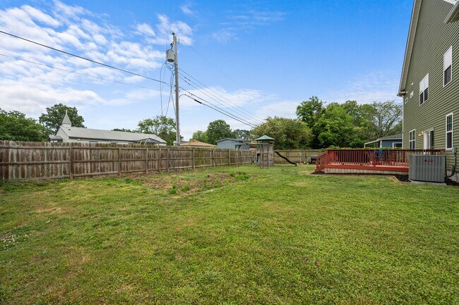 Building Photo - Spacious 6-Bedroom Home with Private Backy...