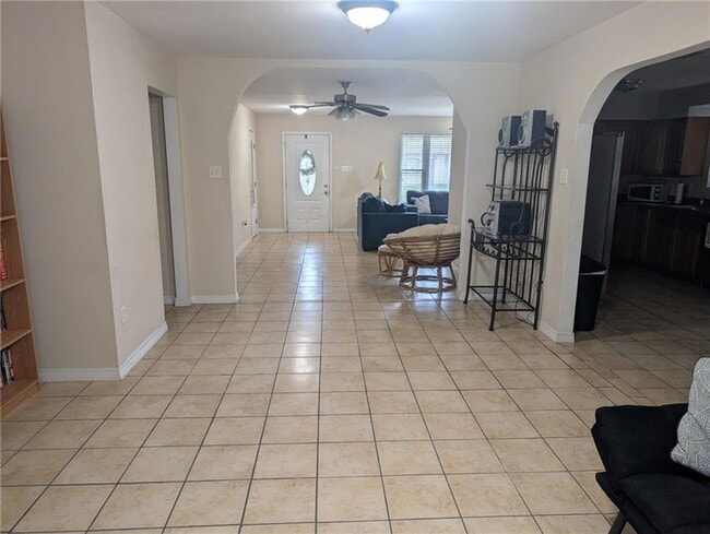 Building Photo - 226 Sharon Dr