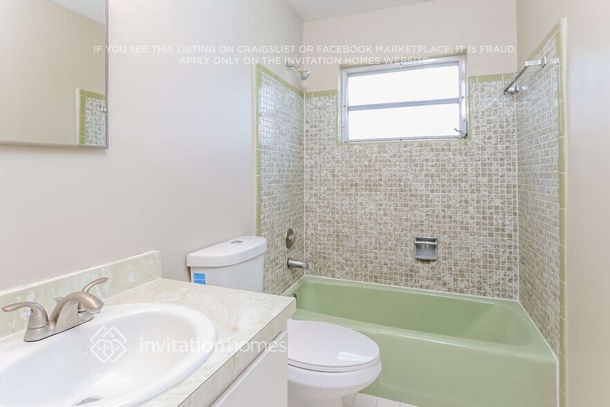 Building Photo - 1132 Essex Dr