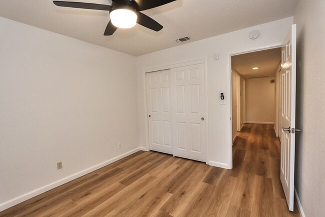 Building Photo - Beautiful corner halfplex available now for rent!