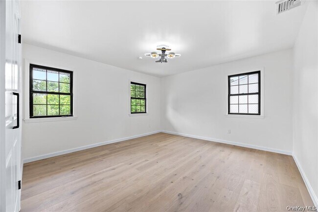 Building Photo - 26 Roseanne Dr