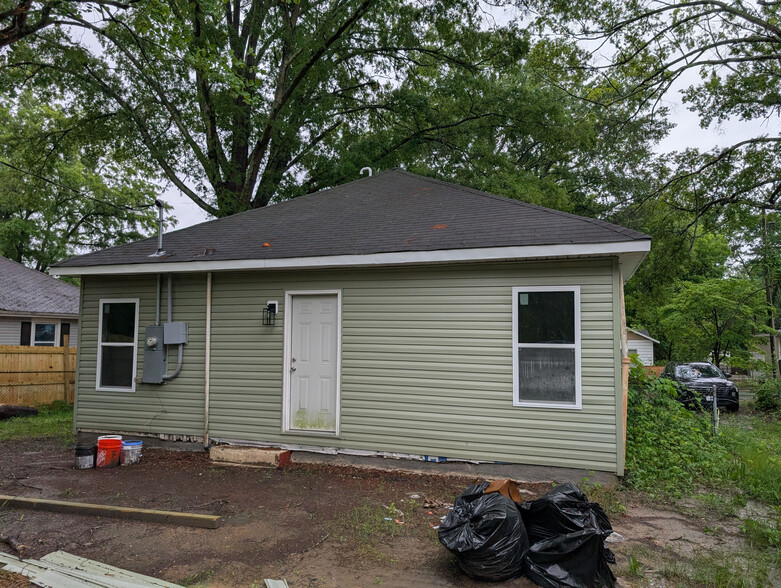 Building Photo - Room in House on Dixon Cir