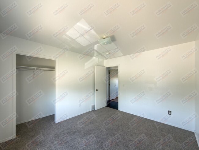 Building Photo - Single Family Home with 4 Bedrooms