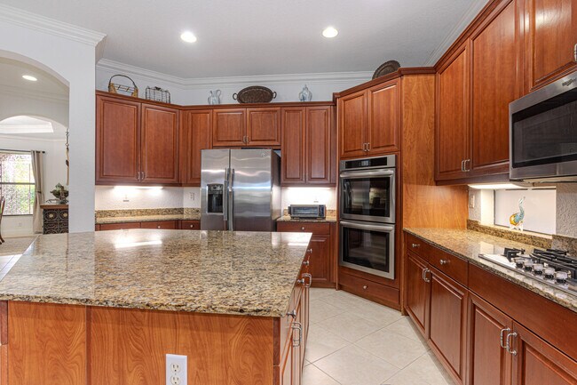 Building Photo - 10703 Versailles Blvd