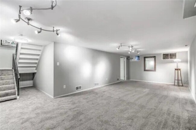 Building Photo - 252 Glandore Dr