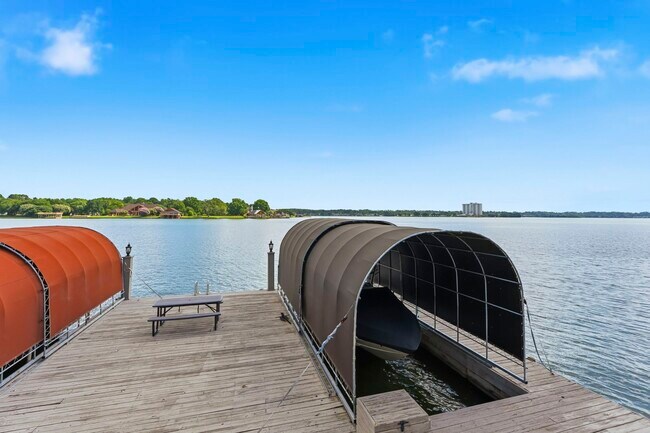 Building Photo - 1208 Lake View Dr