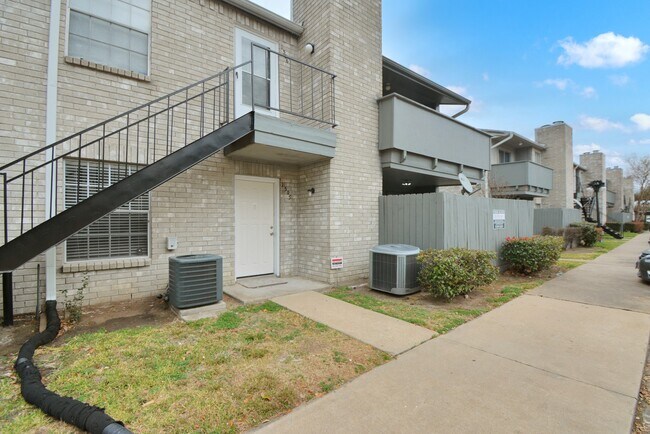 Building Photo - 9700 Leawood Blvd