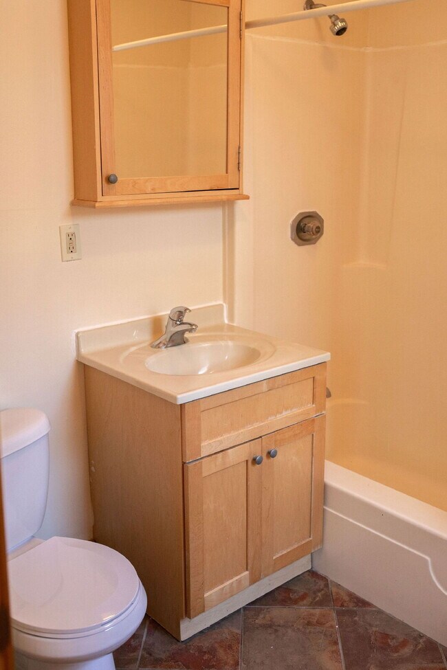 Building Photo - New On Market - 3 Bedroom, 1 Bathroom Duplex