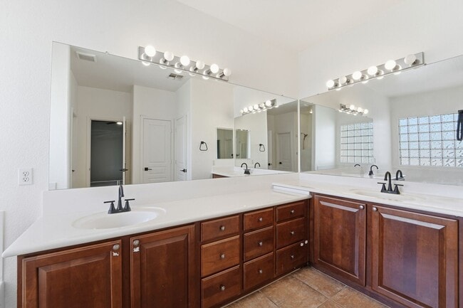 Building Photo - Beautiful 3-bedroom, 2-bathroom residence in the lively city of Mesa, Arizona!