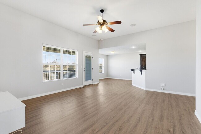 Building Photo - 205 E Lapis St