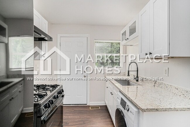 Building Photo - 2155 W Woodberry Ave