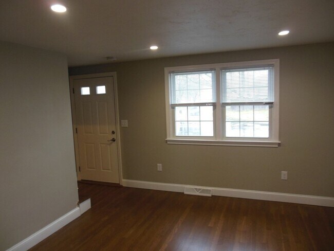 Building Photo - 84 Hooper Rd