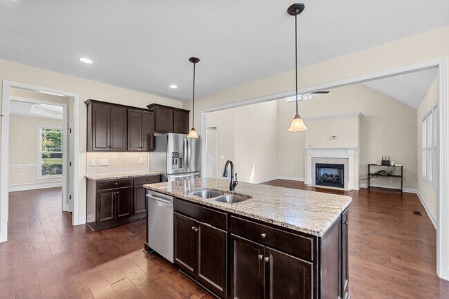 Building Photo - **Spacious 3bd/3ba in Raleigh**