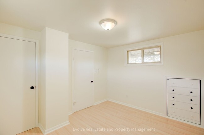 Building Photo - Evolve Real Estate: Welcome to This Spacious 5 Beds/2 Baths Single Family Residence With Great La...