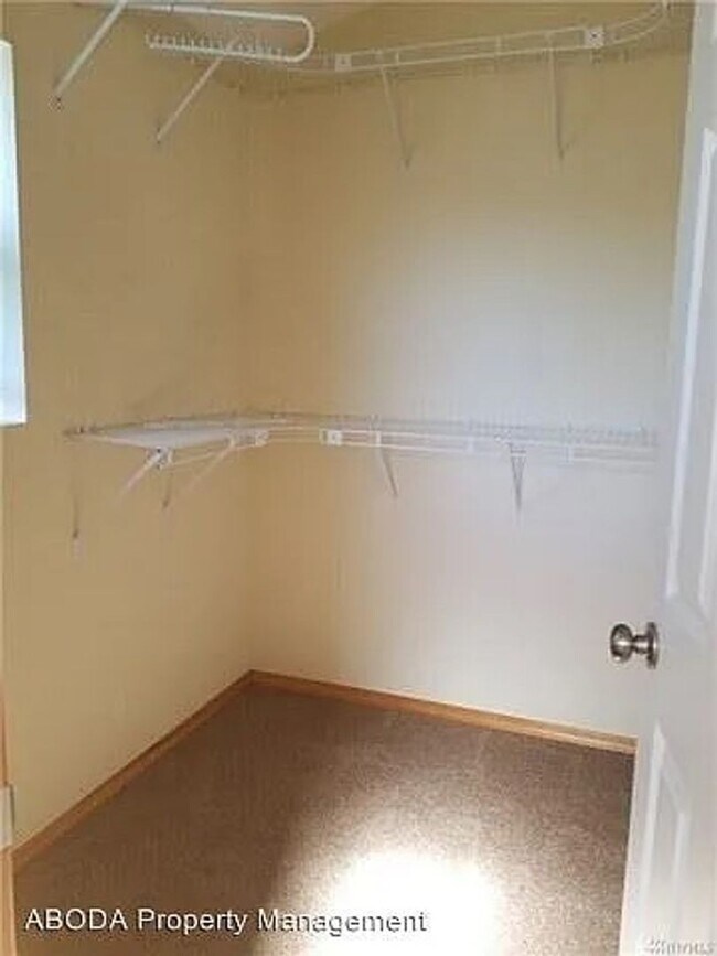 Building Photo - Spacious 4 Bedroom Townhome with Private Fenced Yard!