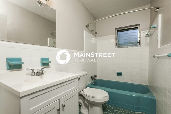 Building Photo - 4 Bedroom Pet-Friendly Home in Deland, FL with Main Street Renewal
