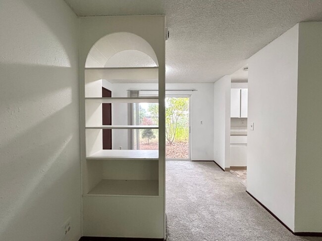 Building Photo - Bright and Open 3 Bed, 1 Bath House!